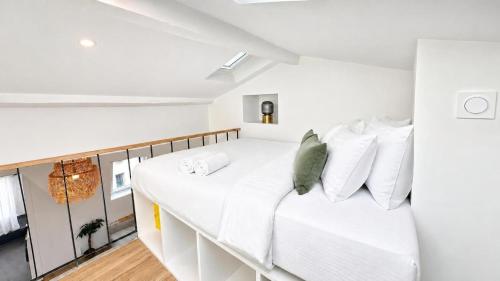 Latin Quarter Charming Mezzanine Studio with Netflix