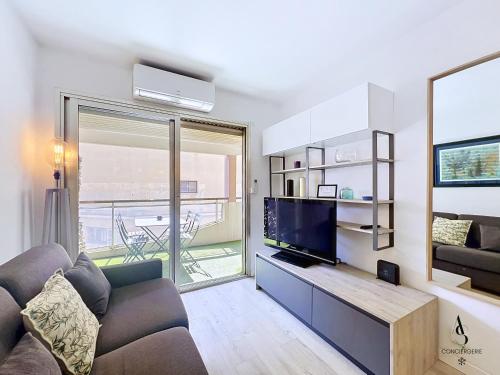 Le City 1BR 500m Palais AC