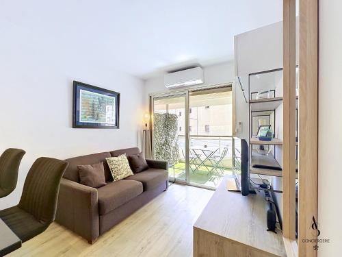 Le City 1BR 500m Palais AC