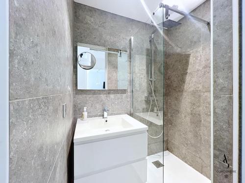 Le City 1BR 500m Palais AC