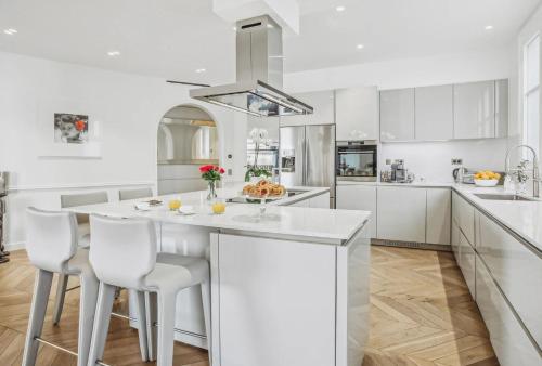 Exceptional Central Paris Apartment Walk to Top Attractions
