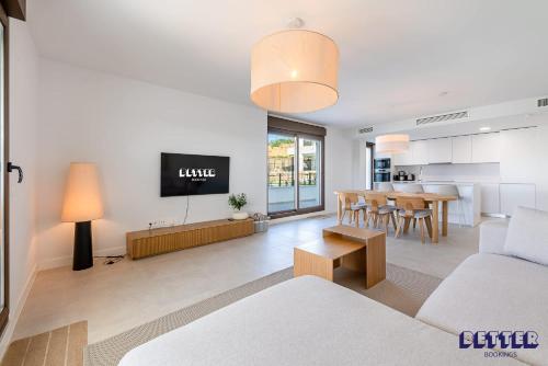 Casa Azahar Luxury 3 Bedroom Apartment with Pool and Gym in Estepona