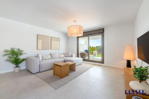 Casa Azahar Luxury 3 Bedroom Apartment with Pool and Gym in Estepona