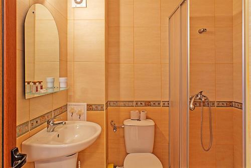 uma casa de banho com um WC, um lavatório e um chuveiro em Black Sea Paradise Hotel em Sozopol