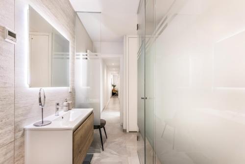 Apartment Royal II with Rooftop Pool -by Welcomely