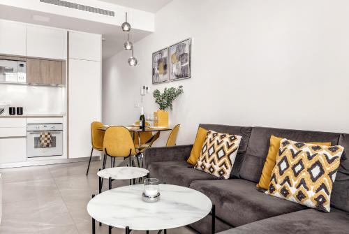 Apartment Royal II with Rooftop Pool -by Welcomely