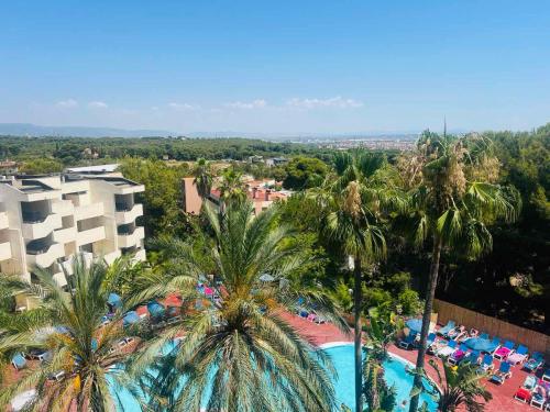 Spacious Garden View Apartment with Pool