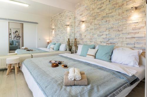 White Tower Suite near the Harbor