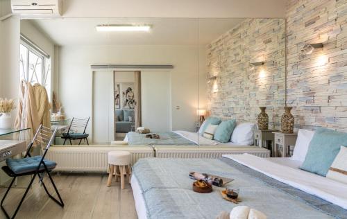 White Tower Suite near the Harbor