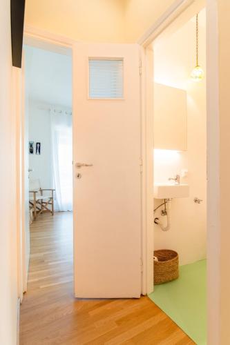 A46 Boho Chic 4BR Home with a Massive Balcony, close to Metro