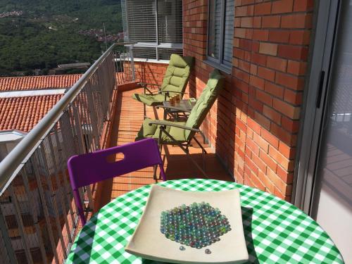 a table with a bowl on it on a balcony at Apto 501 E Alto del Fonce in San Gil