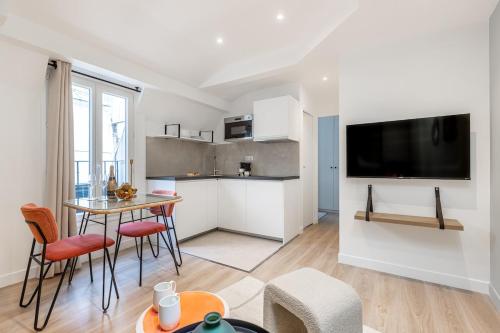 B6D 2pers Wagram 1Bedroom Ternes with AC
