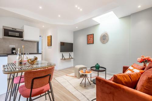 B6D 2pers Wagram 1Bedroom Ternes with AC