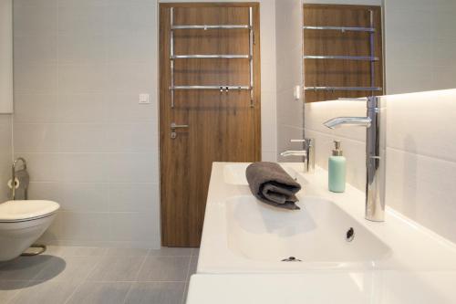 Un baño blanco con lavabo e inodoro. en Riverside flat with King Castle view, en Budapest