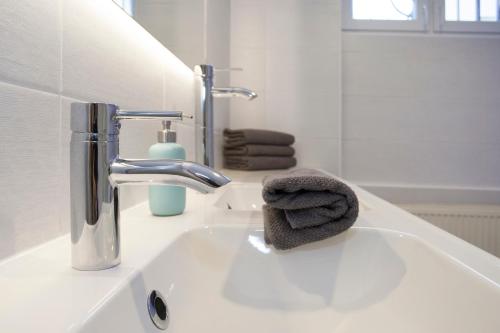 Un baño de Riverside flat with King Castle view