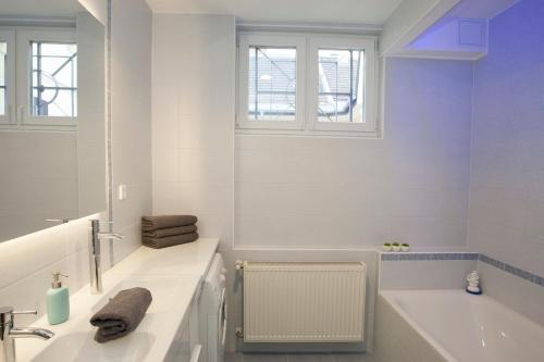 Un baño de Riverside flat with King Castle view