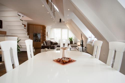 Zona de estar de Riverside flat with King Castle view