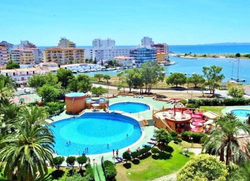 Apartamento equipado con vistas en Roses