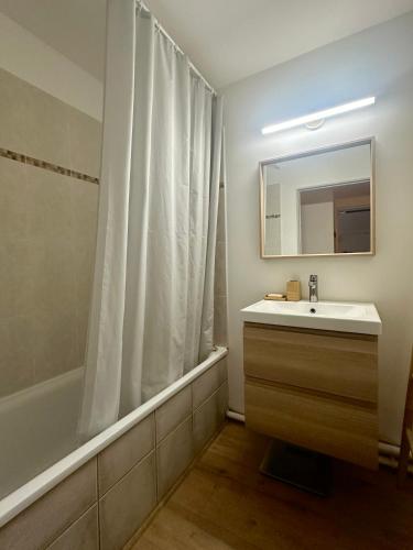 Appartement Calme avec Clim, Balcon et Parking Ovalie