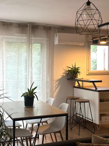 Appartement Calme avec Clim, Balcon et Parking Ovalie