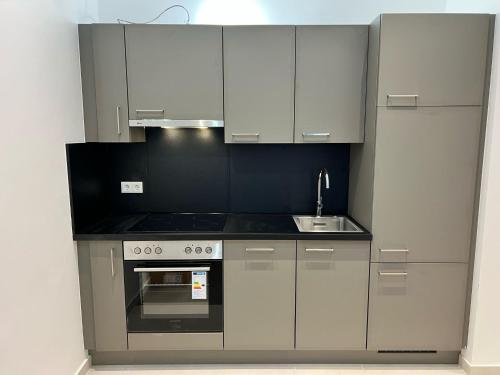 Stylish 3 Bedroom Apartment with Balcony near Airport & Train