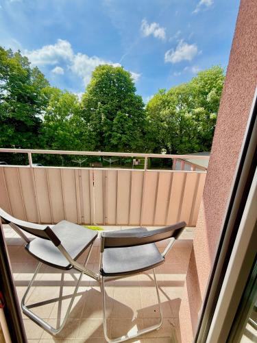 Stylish 3 Bedroom Apartment with Balcony near Airport & Train