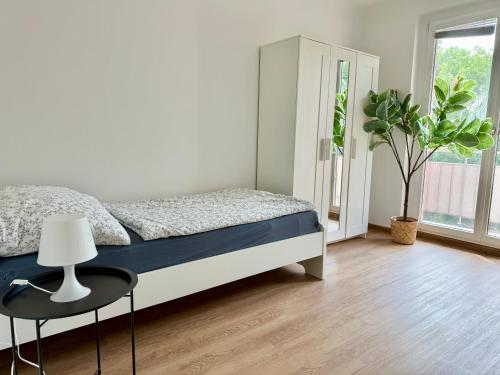 Stylish 3 Bedroom Apartment with Balcony near Airport & Train