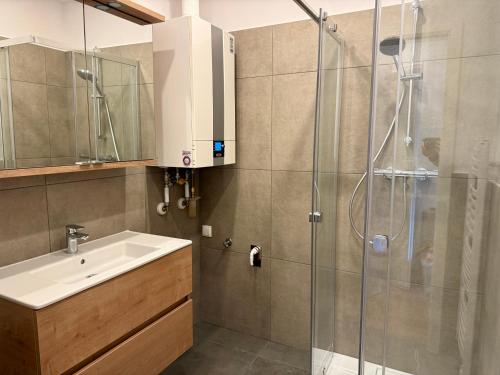 Stylish 3 Bedroom Apartment with Balcony near Airport & Train
