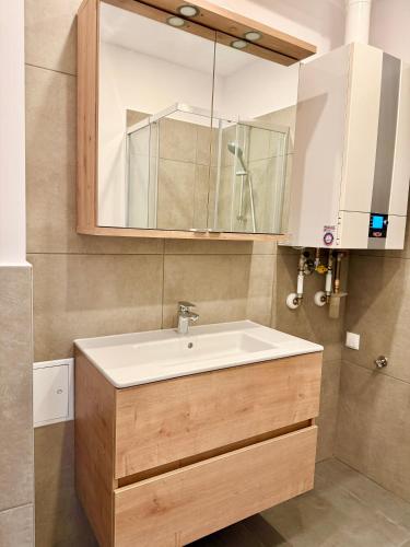 Stylish 3 Bedroom Apartment with Balcony near Airport & Train