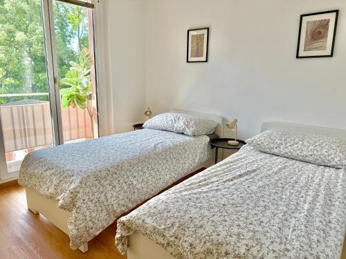 Stylish 3 Bedroom Apartment with Balcony near Airport & Train
