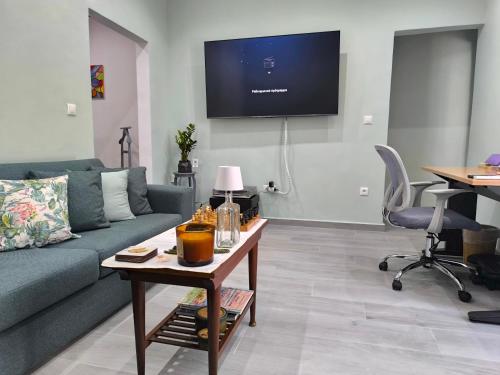 Grandma's Premium Stay, Fiber, near Piraeus Port