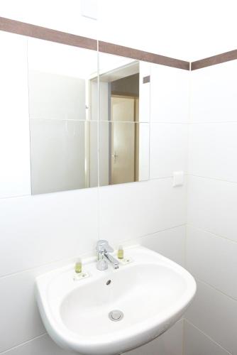 Central Stylish Apartment with Free Parking