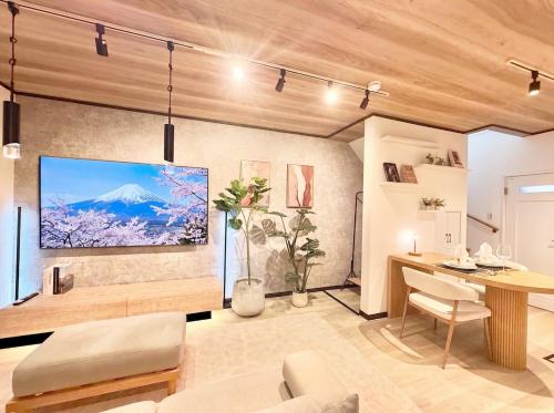2 min walk to the station, 2 min by train to Skytree, can accommodate 6 ppl, Fully renovated detached house