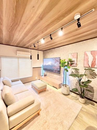 2 min walk to the station, 2 min by train to Skytree, can accommodate 6 ppl, Fully renovated detached house