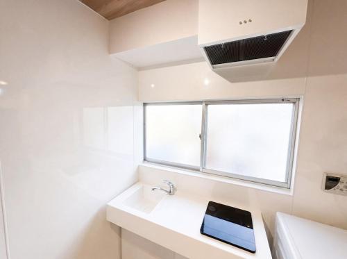 2 min walk to the station, 2 min by train to Skytree, can accommodate 6 ppl, Fully renovated detached house