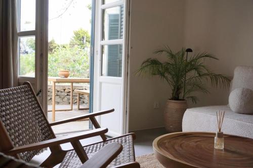 Nēso - Stylish Poolside Escape for 6 in Mykonos Town