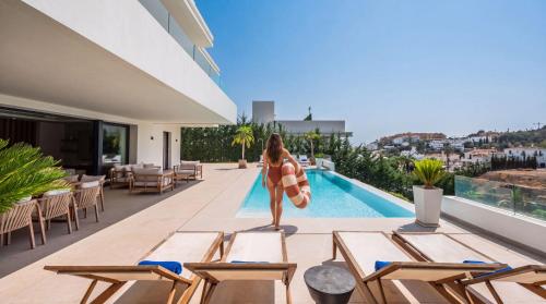 VACATION MARBELLA I Villa Status, Private Pool, BBQ, Rooftop Terrace, 5 BDRS, Luxury Villa, 5min to the Beach