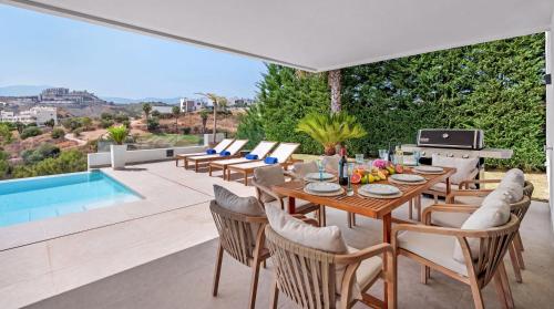 VACATION MARBELLA I Villa Status, Private Pool, BBQ, Rooftop Terrace, 5 BDRS, Luxury Villa, 5min to the Beach