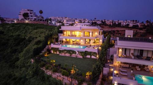 VACATION MARBELLA I Villa Status, Private Pool, BBQ, Rooftop Terrace, 5 BDRS, Luxury Villa, 5min to the Beach