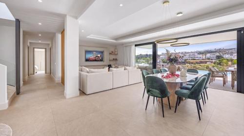 VACATION MARBELLA I Villa Status, Private Pool, BBQ, Rooftop Terrace, 5 BDRS, Luxury Villa, 5min to the Beach