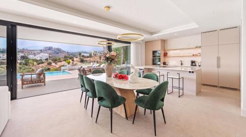 VACATION MARBELLA I Villa Status, Private Pool, BBQ, Rooftop Terrace, 5 BDRS, Luxury Villa, 5min to the Beach