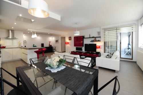Il comprend un salon avec une table à manger et une cuisine. dans l'établissement Nice Étoile Grand Suite Five stars Holiday House, à Nice