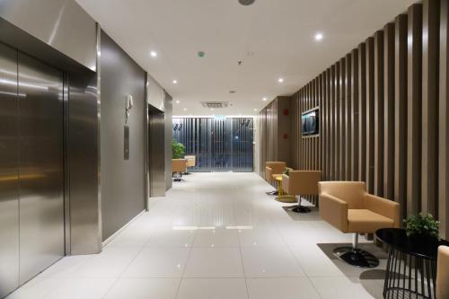 um corredor de um hospital com uma sala de espera com cadeiras em Win Win Boutique Hotel PD em Port Dickson