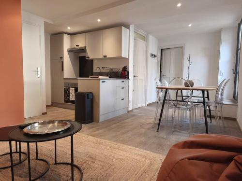 Le Mistral, appartement climatisé intramuros avec terrasse , proche palais des papes et pont d'Avignon