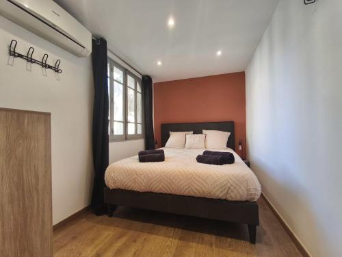 Le Mistral, appartement climatisé intramuros avec terrasse , proche palais des papes et pont d'Avignon
