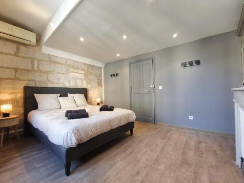 Le Mistral, appartement climatisé intramuros avec terrasse , proche palais des papes et pont d'Avignon