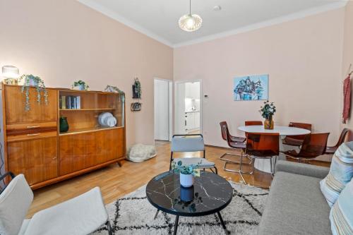 Monthly Stays - Chic Apartment up to 8 - Near Meidling