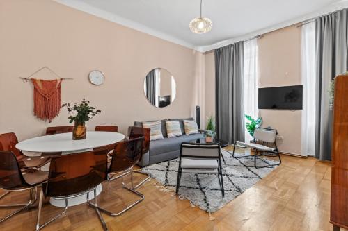 Monthly Stays - Chic Apartment up to 8 - Near Meidling