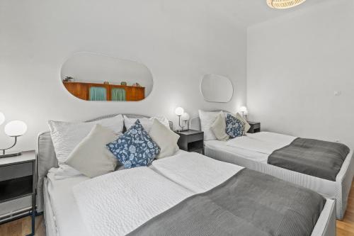 Monthly Stays - Chic Apartment up to 8 - Near Meidling