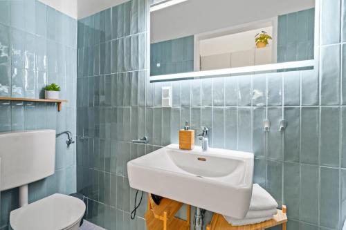 Monthly Stays - Chic Apartment up to 8 - Near Meidling